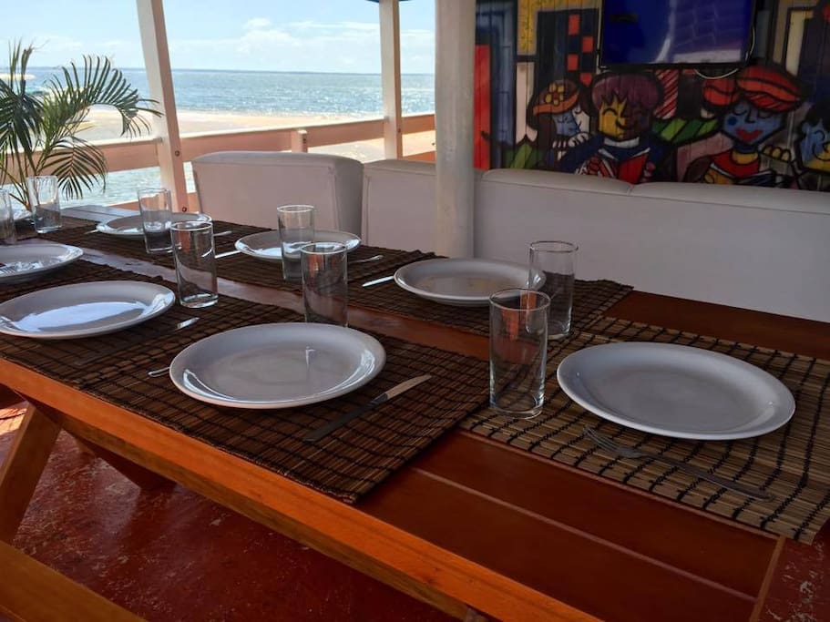 Mesa para cafe da manha , almoço e jantar . Pratos e copos assim como talheres estão disponíveis no barco