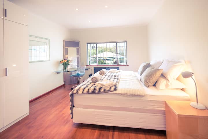 Huvudsovrum med kingsize-säng