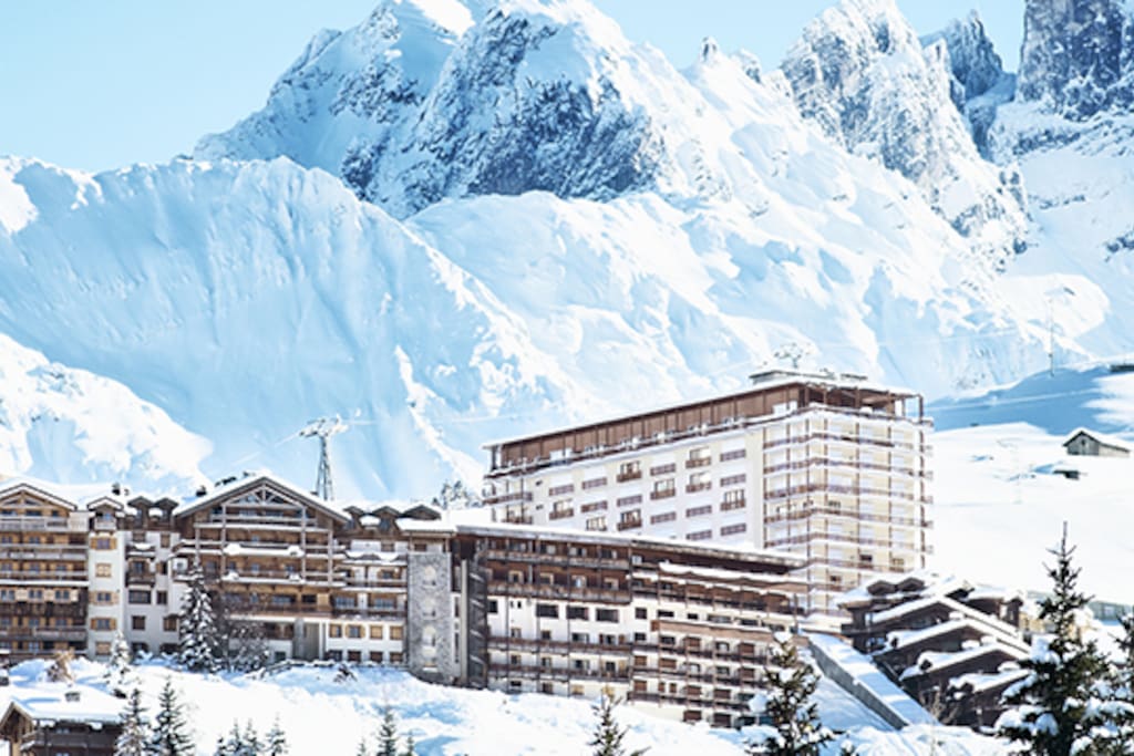 Courchevel 1650, en haut à droite le grand immeuble est la Résidence 1650 où se trouve l'appartement