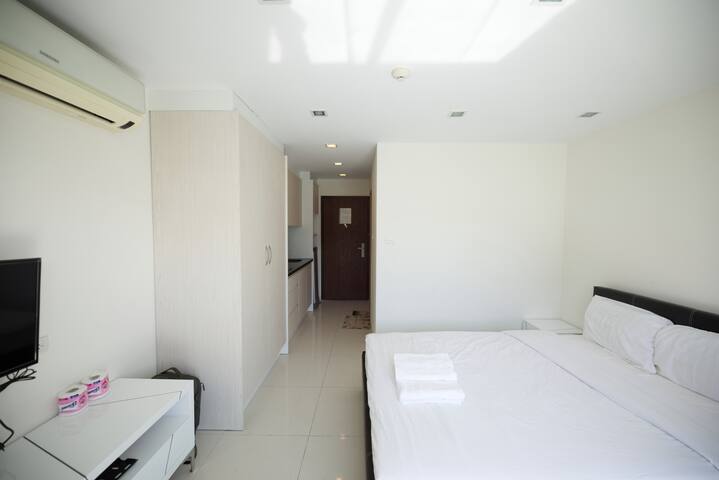 Near Beach swimming pool good in Pattaya studio