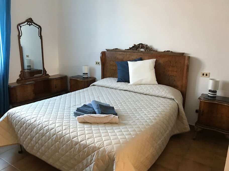 Camera da letto matrimoniale.