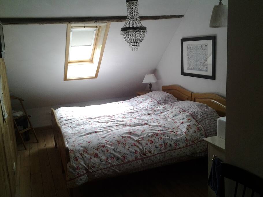 lekker bed. ook te verdelen in 2 bedden van 90 cm. eigen badkamer en suite met eigen toilet. extra toilet op de bgg.