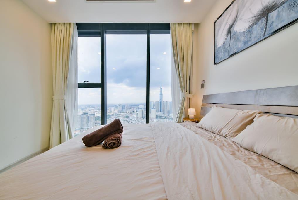 MBR: Full glass mirror provides unobstructed direct view of the tallest building in Vietnam - Tower 81
