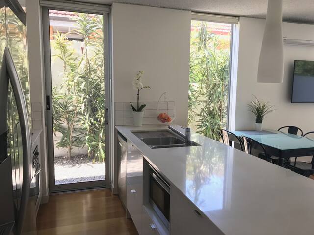 3 Bd Relaxing Retro Apartment on the River gallery image 4