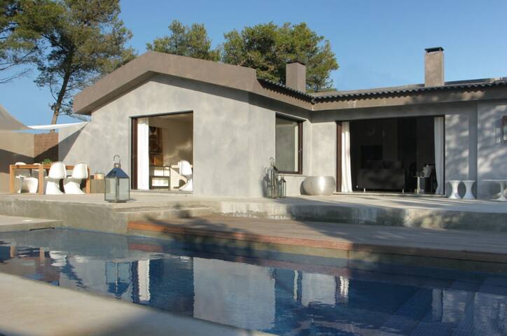 CASCAIS HOLIDAY VILLA WITH PRIVATE POOL