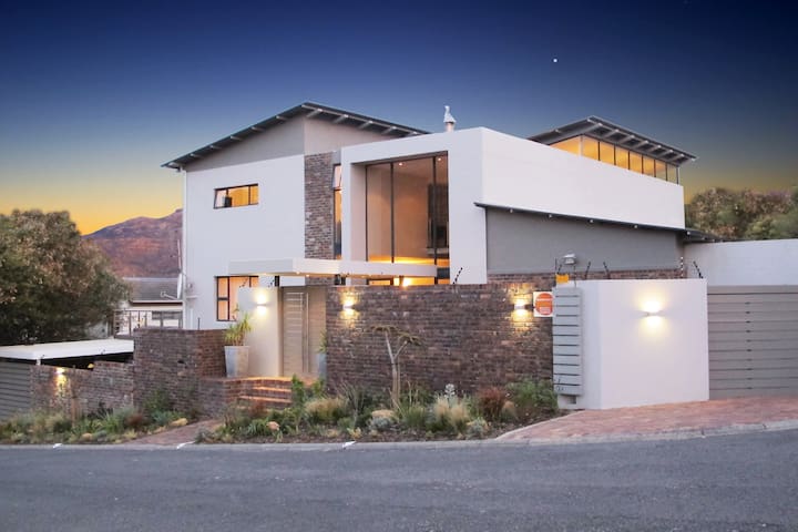 Villa Rhulani | Luxurious 10 Sleeper, Ocean Views