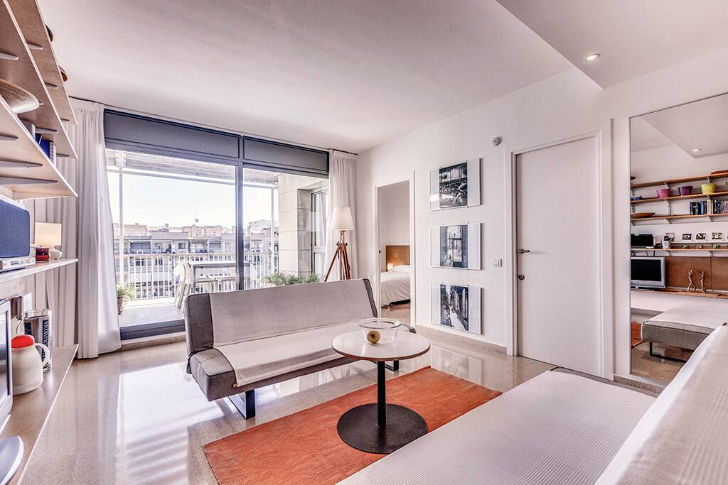 LOUNGE: with direct access to the private terrace