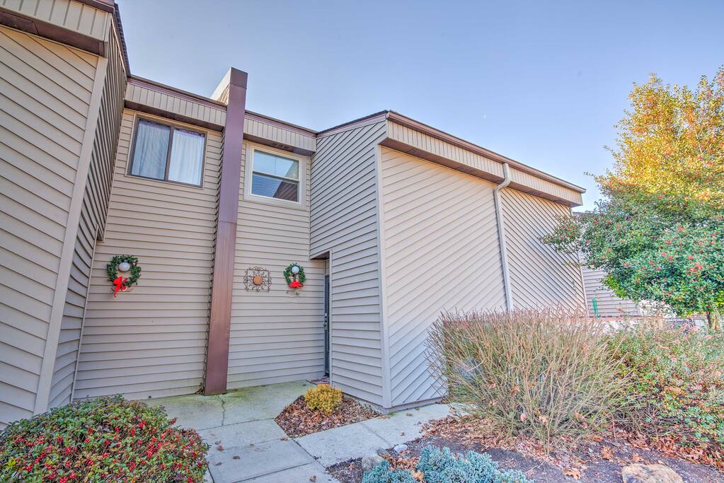 This quaint townhome is located on Lake Catherine!