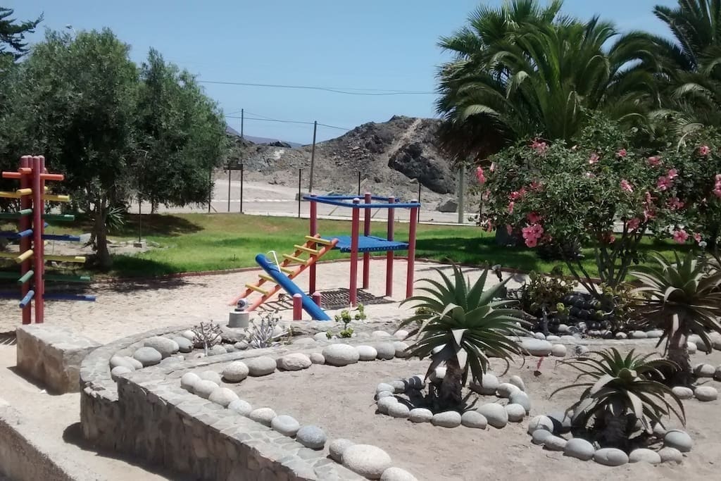 Juegos para niños / Kids playground in two different áreas, which includes swings, seesaw etc.