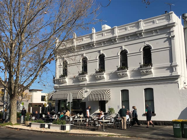 Gorgeous 1896 building close to city and beach