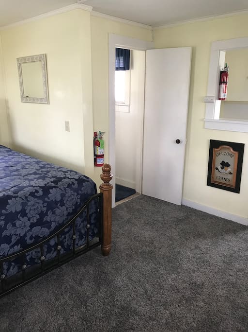 Pretty Queen Efficiency with Private Bathroom and Kitchenette
