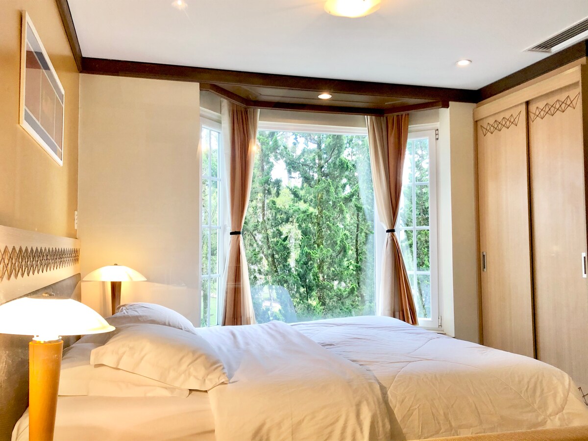 Izba s manželskou posteľou Queen a vankúšom s relaxačným výhľadom do záhrady so zachovalým priestorom