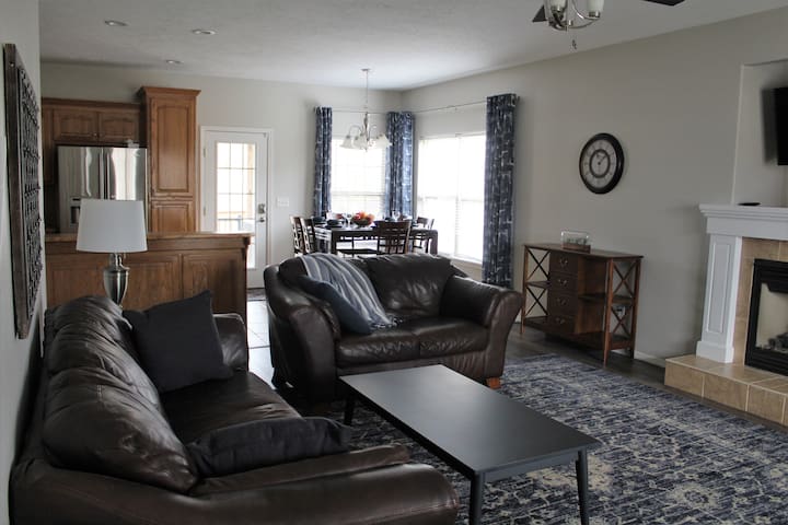 Cheery 5 Bedroom Home; 1 king  5 queens sleeps 12