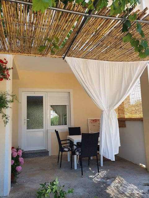 Popular Airbnb listing: Apartman Petrinić Lopar 295 (1) in Supetarska Draga
