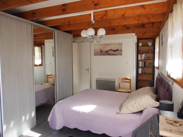 ห้องนอนชั้นล่างพร้อมห้องอาบน้ำฝักบัว