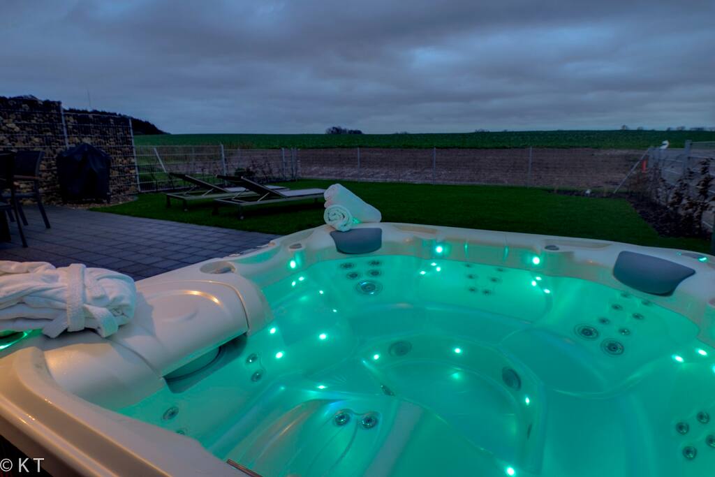 Gartenansicht der Casa Blanca mit Südterrasse, Garten & Außenwhirlpool