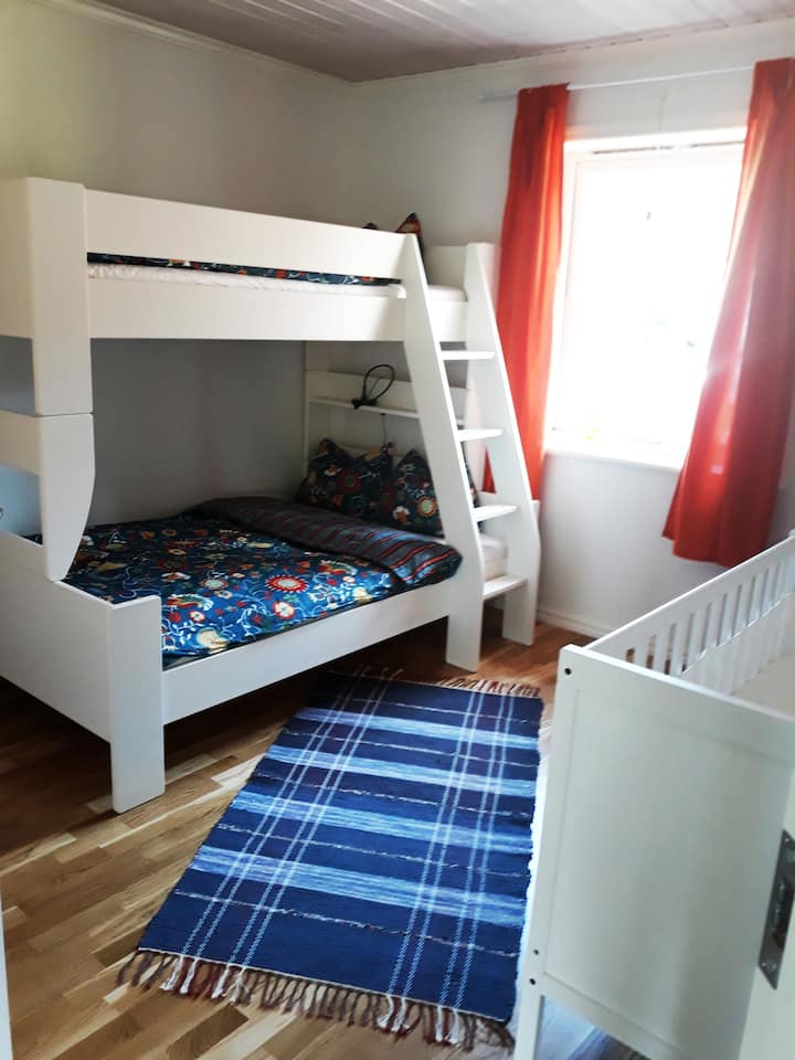 Детска спалня със семейно легло и
бебешко легло. Спалното бельо е включено в цената.
Детска спалня с „ семейно легло “, типично за Швеция
Размерите са 1.20 x 2.00 на долния етаж
и 0.80 x 2,00 по - горе 