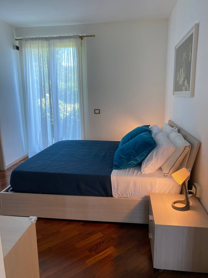 לישון במיטה הנוחה הזו עם מצעים וכריות רכות. 