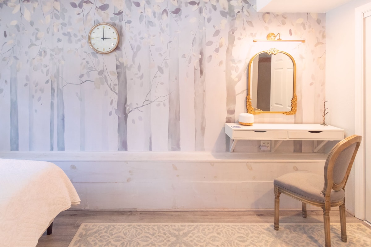 Mural de árbol de pared Wole. Hay un difusor de aromaterapia en el tocador de diseño francés, la parte trasera ovalada francesa charis.