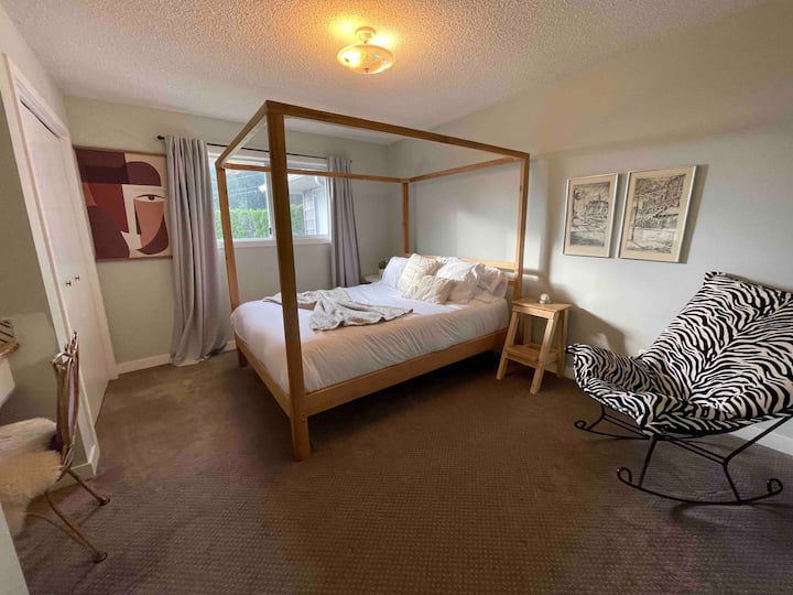 Moja ya vyumba vinne vya kulala. 