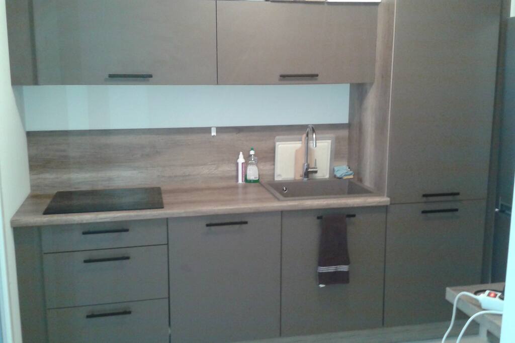 cuisine:
lave vaisselle, plaques de cuissons, aspirateur, balais, serpillère,