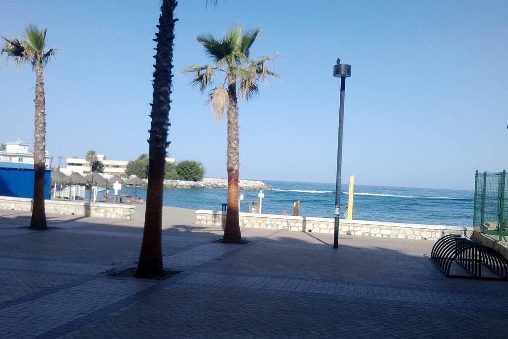 Muy cerca está el paseo marítimo de Fuengirola con cientos de restaurantes, comercios y locales de ocio