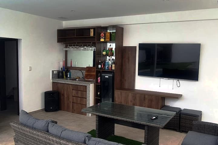 غرفة خارجية - عريشة مع بار وثلاجة صغيرة وفريزر وتلفزيون. مثالية للتجمع مع العائلة والأصدقاء، الجو بجوار حمام السباحة مباشرة.