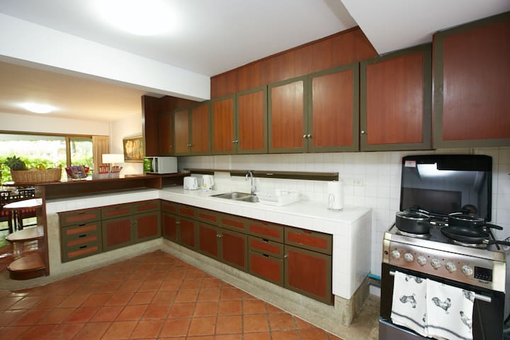 4 Storey Thai Style Home in central Bangkok gallery image 2