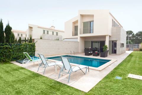 Modern chalet with private pool