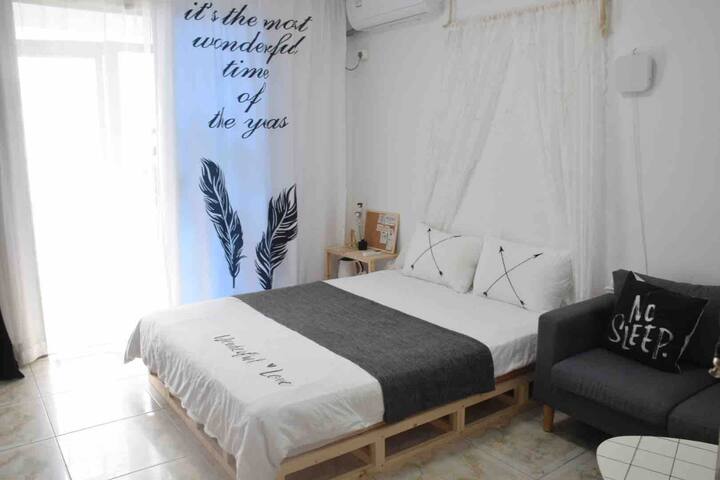 【早安生活2】市中心落地窗独卫大床房