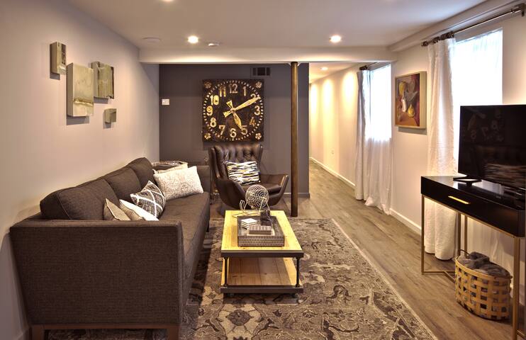 Uptown Living, Steps to St. Charles, Tulane & Park gallery image 3