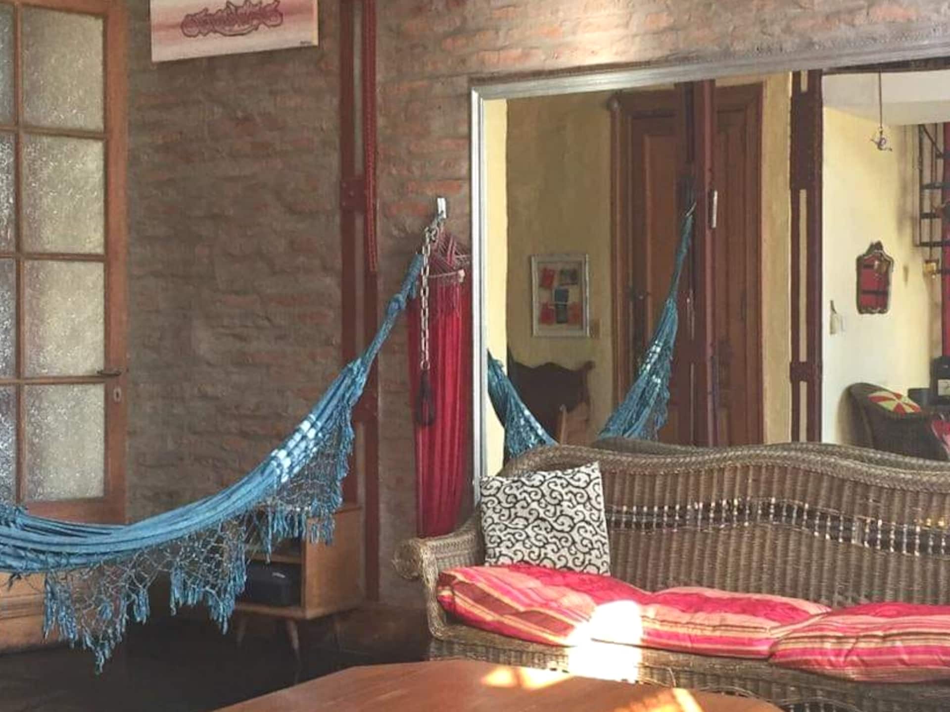 Artist's Oasis in SanTelmo, comfy room in big apt
