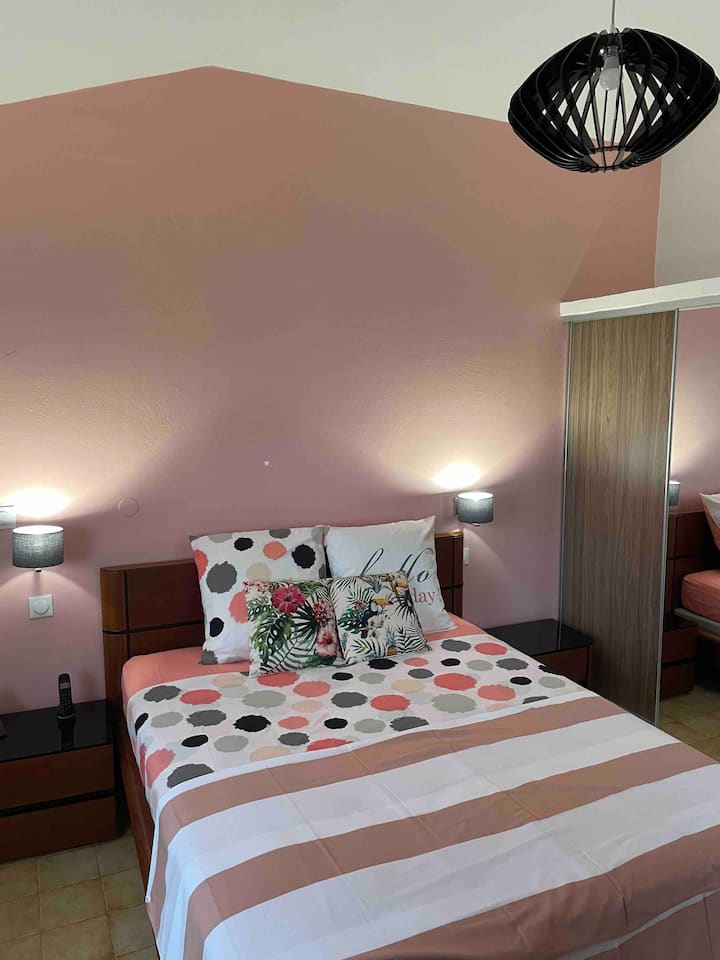 الجناح الرئيسي 1 مكيف الهواء في الطابق العلوي مع سرير مريح كبير 160 × 200 مع حزمة تلفزيون بشاشة مسطحة ذكية كحد أقصى.
خزانة مع خزانة ملابس، منافذ، مناشف، ملاءات، لحاف صيفي، أرواب حمام. سطوع جميل.