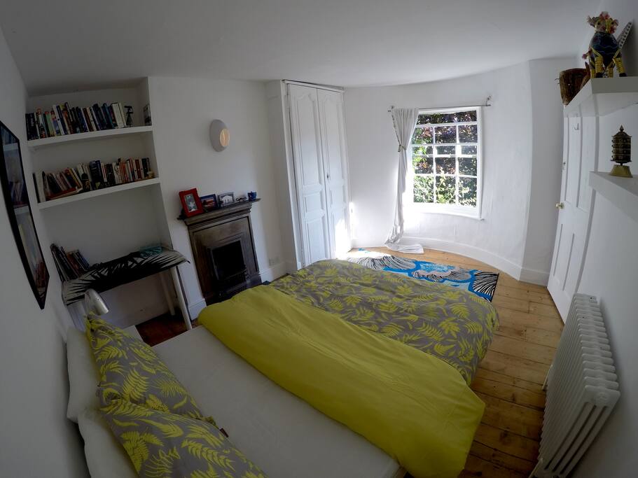 Luxurious double room in the centre of Brighton. At the front of the house, overlooking the garden.