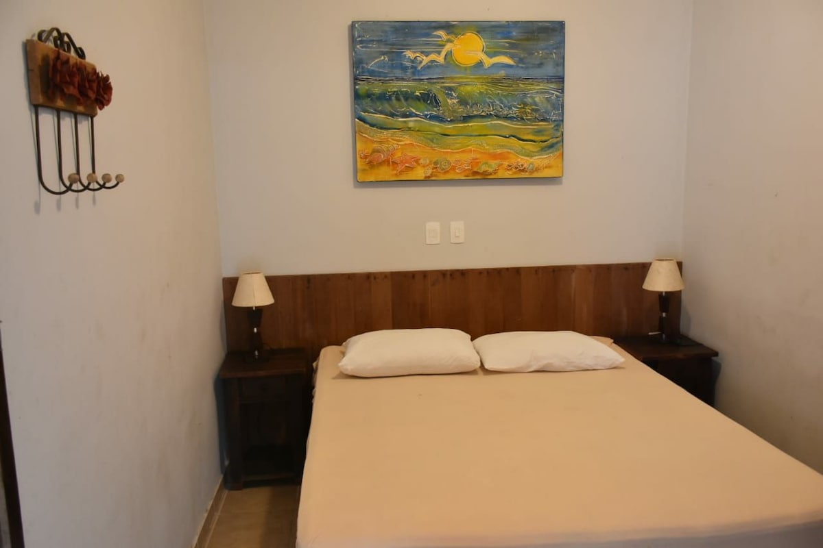 Vanjski apartman 2 s bračnim krevetom, 2 tihe sluge, ormarom i klima-uređajem. 