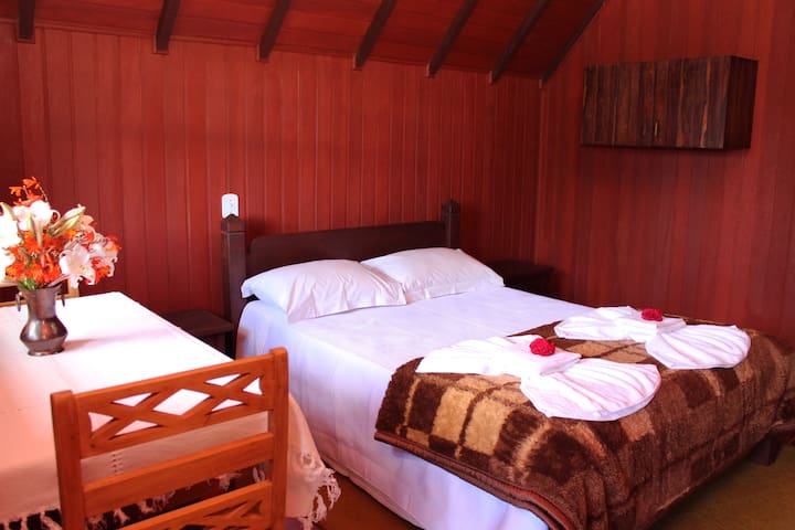 Entire home with 1 bedrooms in Camanducaia - Chalé na natureza com Hidromassagem e Café I