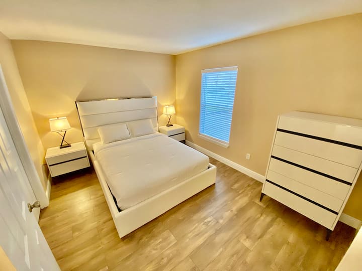 Chumba cha 4 cha kulala - Kwenye ghorofa ya chini yenye mlango wa kujitegemea wa bafu kamili. 