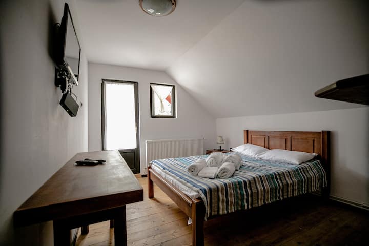 Habitación 4. Cama doble y cama individual plegable con baño privado.