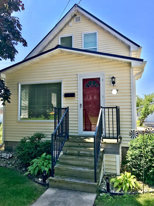 Walking distance to Sturgeon Bay restaurants, live music in the park, Farmers' Market, ice cream, shopping and more.