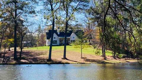 Secluded Lake Farmhouse Loft - grill & fish