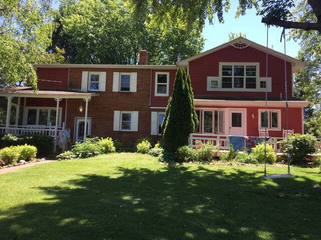 Country stay on the 22 acre vineyard & winery gallery image 2