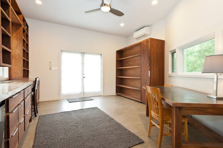 Backyard Cottage in Central Austin