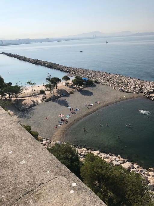 La plage des corbières: côté sable , côté gravier