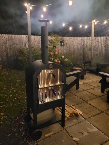 The King’s Hideaway. Hot Tub, pizza oven, private. gallery image 3