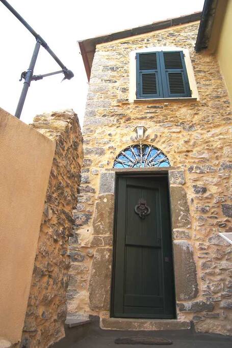 Il nostro portone in legno massiccio! Se cercate il campanello è proprio attaccato sulla porta.