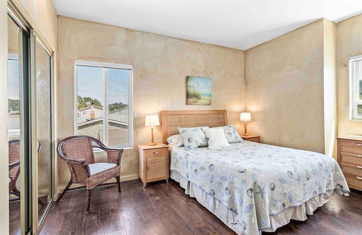 ห้องนอนชั้นบนมี 2 แพ็คและเครื่องเล่น (รวมผ้าปูที่นอน) ในตู้เสื้อผ้าและเก้าอี้เสริมที่จะใช้สำหรับเด็กที่โต๊ะ 