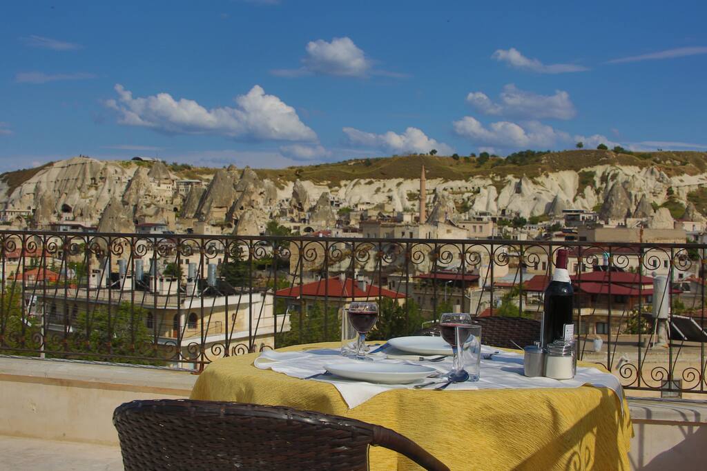 Uitzicht vanaf het terras op het oude dorp Göreme