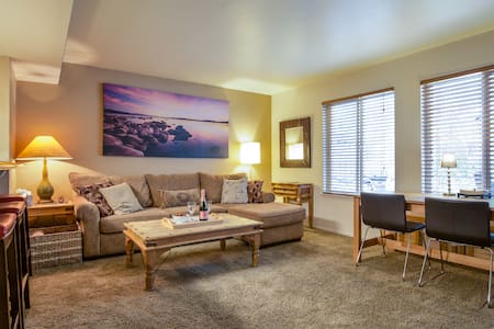 Amazing Upscale Lake Tahoe Condo w/Pool & HotTub