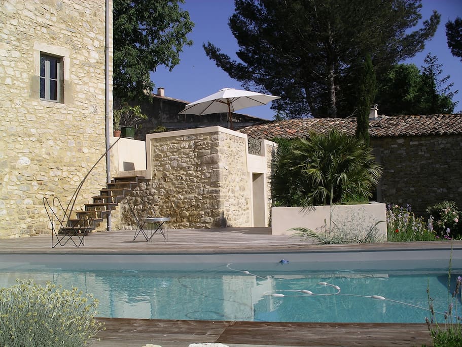 la piscine et sa terrasse en bois