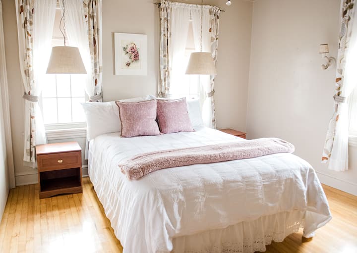 Bedroom 4 of 6. Queen bed.